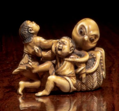Epoque MEIJI (1868 - 1912) * Netsuke en ivoire représentant deux enfants cherchant...