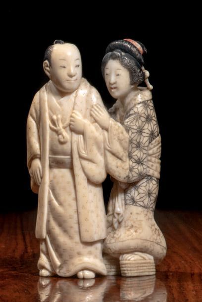 Epoque MEIJI (1868 - 1912) * Okimono en ivoire à traces de polychromie, couple de...