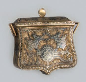 null Cartouchière ottomane en bronze ciselé doré, à motifs ajourés, appliqués, en...