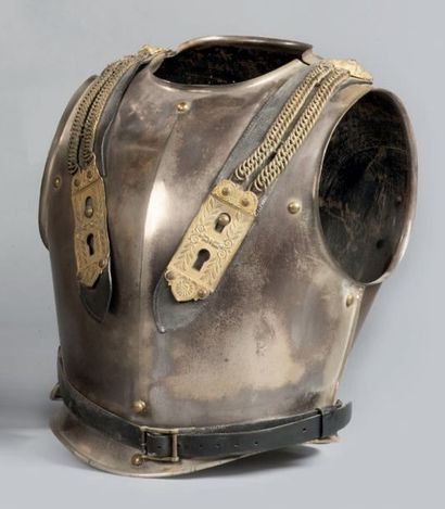 null Cuirasse allégée d'officier de cuirassier en fer garnis de rivets en laiton
Epaulières...