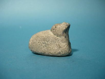 BACTRIANE (IIIe millénaire av. J.C.) Amulette en pierre. (Eclat restauré). L : 4.5...