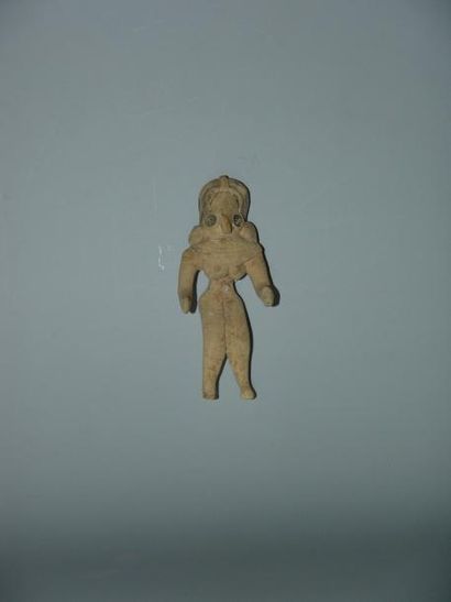 MEHRGARH (3000 av. J.C.) Idole féminine assise, les bras en avant. Elle porte un...