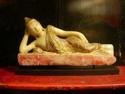 BIRMANIE - CAMBODGE - LAOS - SIAM - VIÊTNAM Statuette de Bouddha reposant. En albâtre...