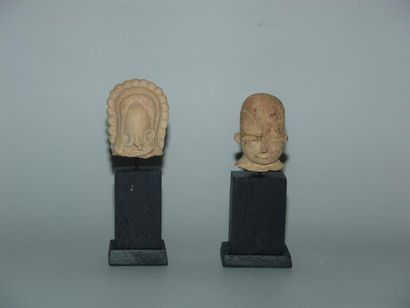 MEHRGARH (3000 av. J.C.) Deux têtes d'idoles. En terre cuite. H : 4 cm