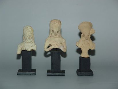 MEHRGARH (3000 av. J.C.) Trois bustes d'idoles dont deux féminines et une masculine....