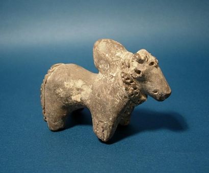 MOHENJO-DARO (2500 av. J.C.) Figurine de taureau. En terre cuite. L : 9.5 cm
