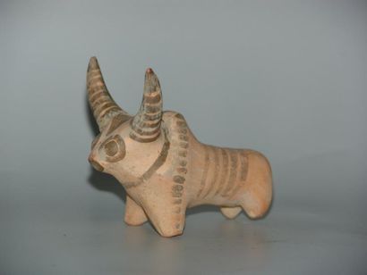 NINDOWARI (2300 - 2000 av. J.C.) Zébu au corps décoré de bandes peintes en brun....