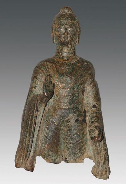 ART GRECO-BOUDDHIQUE DU GANDHARA (Ier - Vème siècle) Bouddha représenté debout, exécutant...