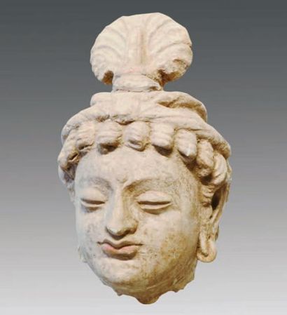 ART GRECO-BOUDDHIQUE DU GANDHARA (Ier - Vème siècle) Tête de Bodhisattva. La chevelure...