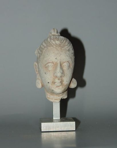 ART GRECO-BOUDDHIQUE DU GANDHARA (Ier - Vème siècle) Protomé de lion. En stuc à rehauts...
