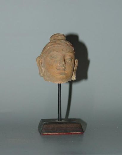 ART GRECO-BOUDDHIQUE DU GANDHARA (Ier - Vème siècle) Tête de Bouddha. En stuc à rehauts...