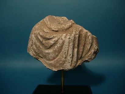 ART GRECO-BOUDDHIQUE DU GANDHARA (Ier - Vème siècle) Buste acéphale de Bouddha. En...