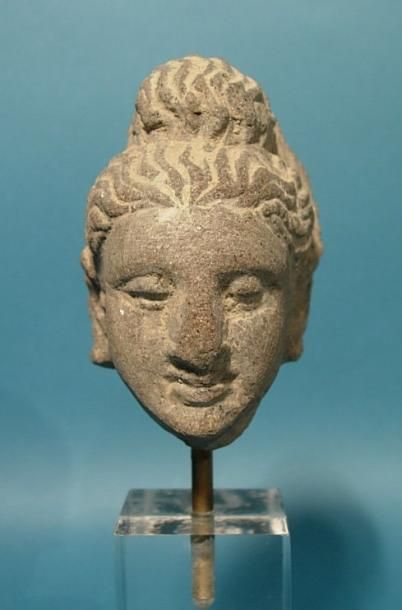 ART GRECO-BOUDDHIQUE DU GANDHARA (Ier - Vème siècle) Tête de Bouddha. En schiste....