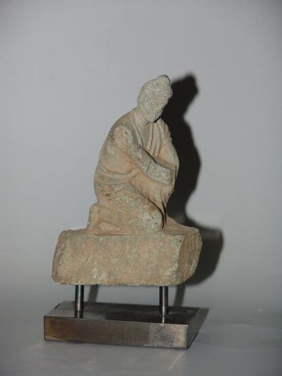 ART GRECO-BOUDDHIQUE DU GANDHARA (Ier - Vème siècle) Orant agenouillé. En schiste....