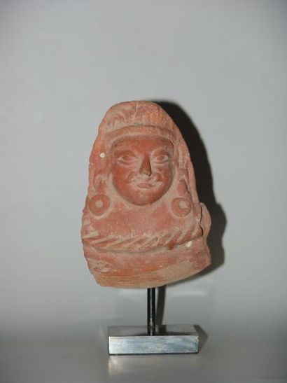 MEHRGARH (3000 av. J.C.) Fragment d'un vase orné d'un visage. En terre cuite. L :...