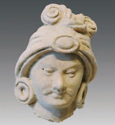 ART GRECO-BOUDDHIQUE DU GANDHARA (Ier - Vème siècle) Tête de Bodhisattva au turban....