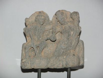 ART GRECO-BOUDDHIQUE DU GANDHARA (Ier - Vème siècle) Bas relief figurant le couple...