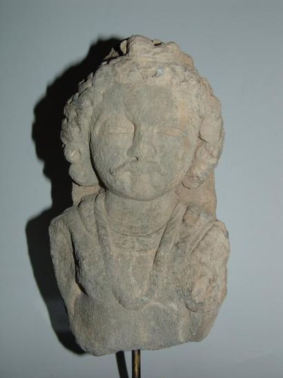 ART GRECO-BOUDDHIQUE DU GANDHARA (Ier - Vème siècle) Buste de Bodhisattva. En schiste....