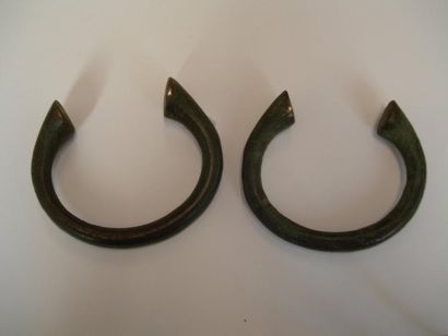 PERSE Deux bracelets en bronze à patine de fouille. Luristan, Ier mill. av. J.C....