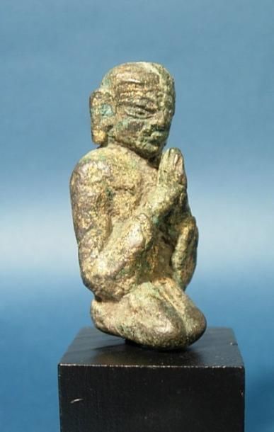BIRMANIE - CAMBODGE - LAOS - SIAM - VIÊTNAM Figurine de moine agenouillé. En bronze....