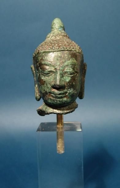 BIRMANIE - CAMBODGE - LAOS - SIAM - VIÊTNAM Tête de Bouddha. En bronze. Birmanie,...
