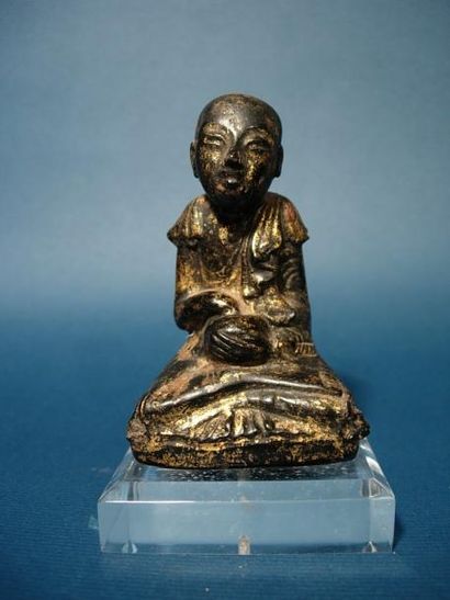 BIRMANIE - CAMBODGE - LAOS - SIAM - VIÊTNAM Figurine de moine. En bois laqué et doré....