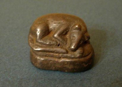 BIRMANIE - CAMBODGE - LAOS - SIAM - VIÊTNAM Poids à opium en forme de chien. En bronze....