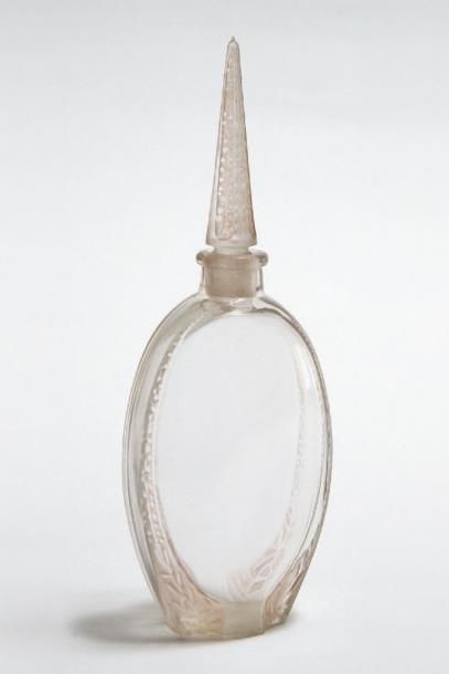 RENÉ LALIQUE - LUBIN Flacon « Lacdor » Flacon en verre blanc soufflé moulé à découpe...