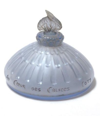 RENÉ LALIQUE - COTY « Au coeur des Calices » Flacon en verre bleu soufflé moulé....