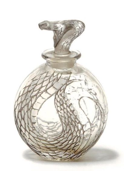 RENÉ LALIQUE « Serpent » Flacon en verre, panse lenticulaire à décor moulé d'un serpent...