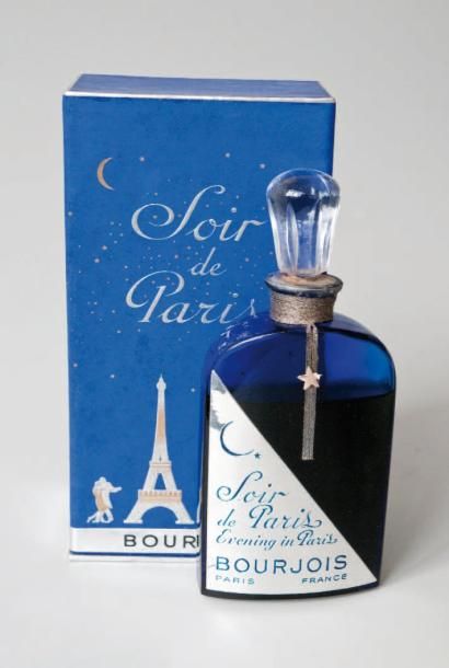 BOURJOIS « Soir de Paris » Flacon en verre bleu, à épaulement arrondi. Étiquette...
