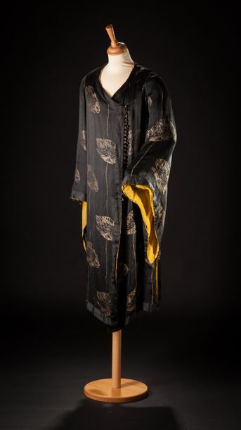 BABANI Kimono d'intérieur sans col en soie artifi­cielle noire à motif de pavots...