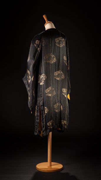 BABANI Kimono d'intérieur sans col en soie artifi­cielle noire à motif de pavots...