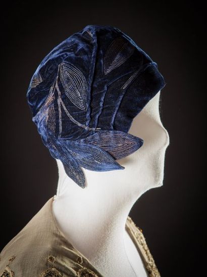 D'Arcy Robe et son chapeau en panne de velours bleu commandé en 1929 pour un mariage....