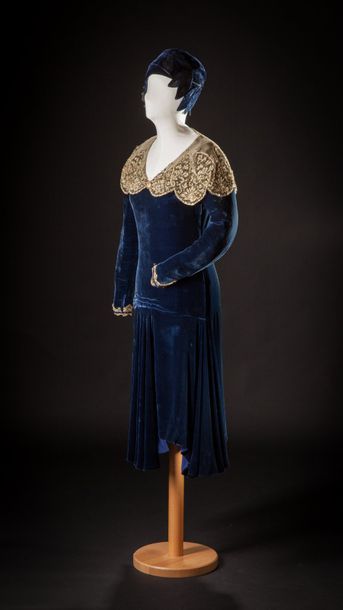 D'Arcy Robe et son chapeau en panne de velours bleu commandé en 1929 pour un mariage....