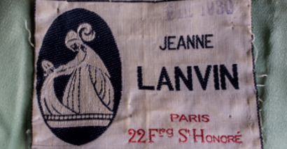 Jeanne LANVIN Veste trois-quart en panne de velours de couleur amande à effet de...