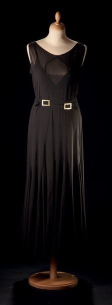 Jeanne LANVIN Robe longue en mousseline noire à découpe de "créneaux" sur le bas,...