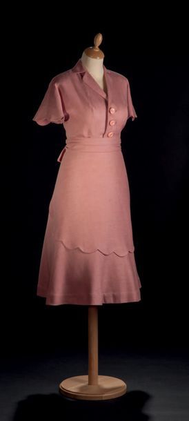 Jeanne LANVIN Robe en lin rose, fermée sur le devant par trois gros boutons rose...