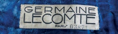 Germaine Lecomte, Paris Manteau du soir en lamé or sur fond bleu d'un décor dans...