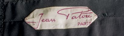 Jean Patou Robe-blouse en crèpe noir, fermée par six boutons en pareil et par une...