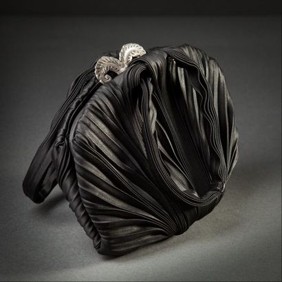 Violette Gornille, Paris Très beau sac du soir en soie noire plissé en forme coquille,...