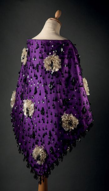Yves Saint LAURENT Magnifique et rare châle à une pointe en satin de soie violet...