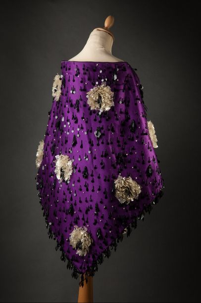 Yves Saint LAURENT Magnifique et rare châle à une pointe en satin de soie violet...