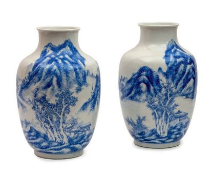 JAPON, Fours de Hirado - XXe siècle Paire de vases balustres en porcelaine à décor...