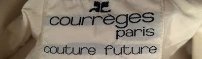 Courrèges, Paris Couture Future La célèbre "petite robe blanche". Mi­ni-robe trapèze...