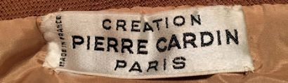 Pierre Cardin Création Tailleur en lainage de couleur havae. Veste croisée à double...