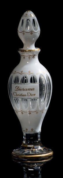 BACCARAT - Christian DIOR «Diorama»
Flacon en cristal overlay blanc titré à l'or...