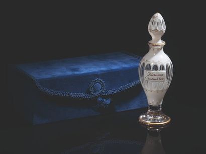 BACCARAT - Christian DIOR «Diorama»
Flacon en cristal overlay blanc titré à l'or...