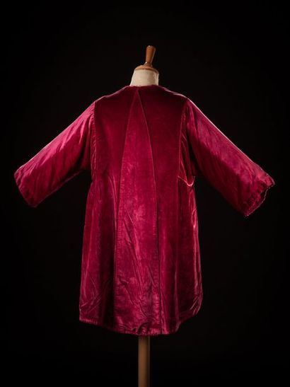 Callot Soeurs Manteau trois-quart d'opéra en panne de velours framboise de forme...