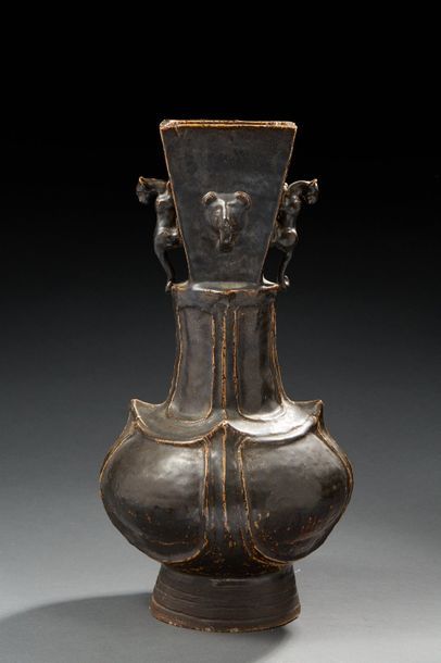 TRAVAIL 1900 
Vase balustre en grès émaillé brun à décor en relief de félins
H: 49...